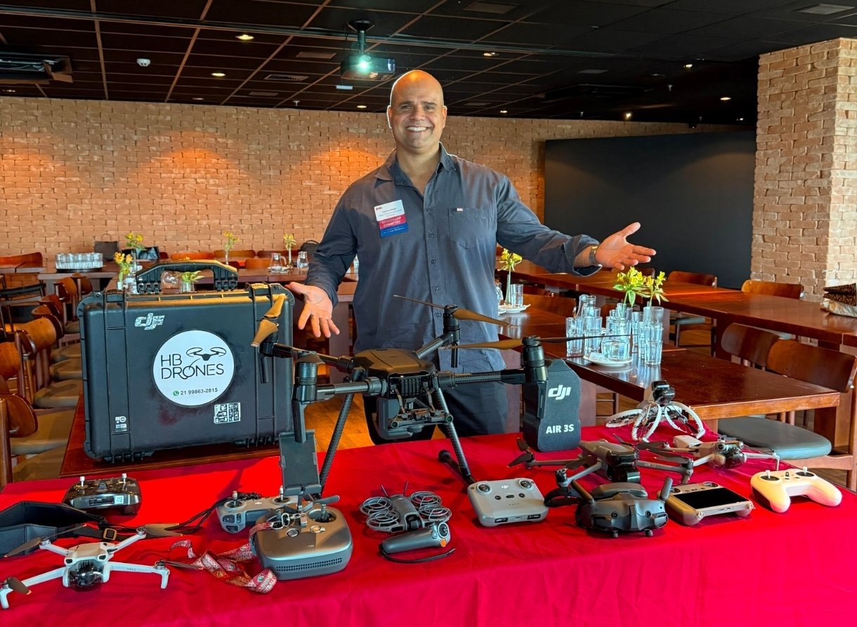Equipe HB Drones apresentando drones, controles e equipamentos profissionais